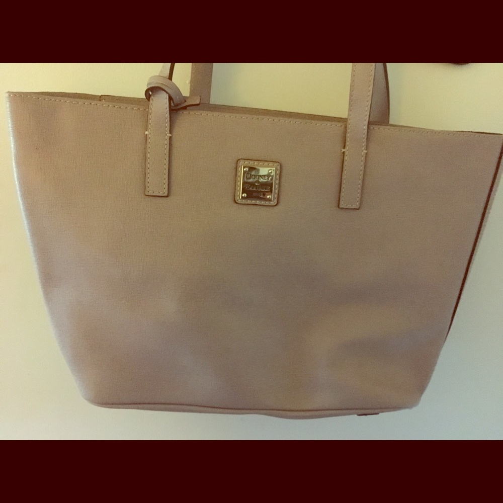Vintage Dooney and Bourke bag! Gorgeous and chic!